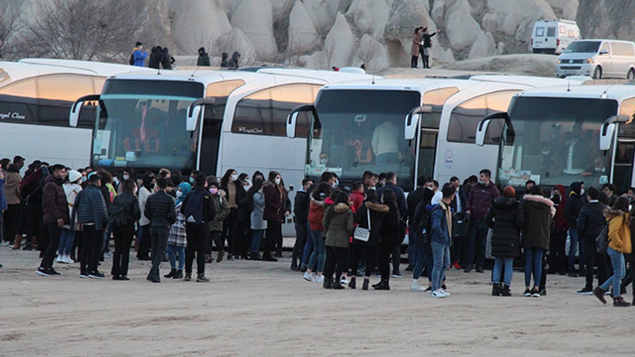 Coronavirüsü yok sayıp halay çekip, oyun oynadılar