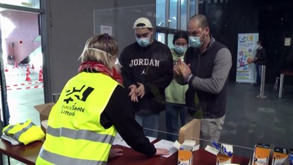 Des mesures sanitaires plus dures encore en Europe, mais de bonnes nouvelles côté vaccin