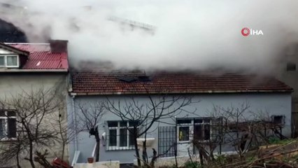 Arnavutköy'de binanın çatı katı alev alev yandı