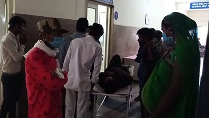 बाइक असंतुलित होने के कारण दंपत्ति गिरे हादसे में महिला गंभीर रूप से घायल