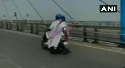 तेल के बढ़े दामों के विरोध में सीएम ममता ने ई-स्कूटर पर निकाली रैली, देखें VIDEO