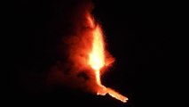 Les images nocturnes des éruptions de lave toujours aussi spectaculaires sur l'Etna en Sicile