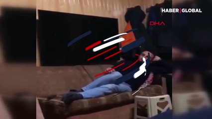 Kendisine şaka yapan kuzenini televizyonla kovaladı