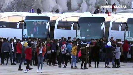 Çıktıkları gezi pandemiyi unutturdu! Onlarca kişi halay çekti...