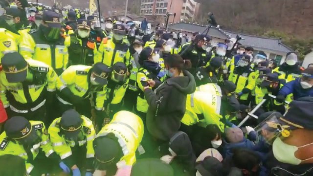 성주 사드 기지에 공사 장비·자재 반입...경찰·주민 충돌 / YTN