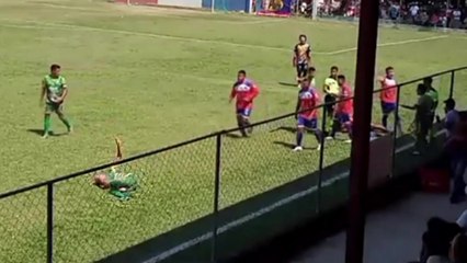 Un footballeur se frappe tout seul pour faire croire qu'il a reçu un projectile