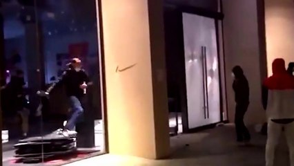 Un casseur prend la mauvaise sortie