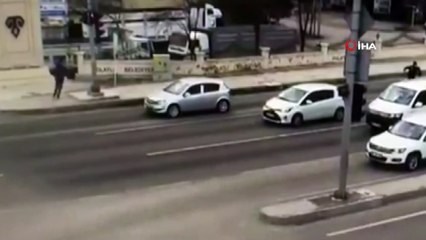 Durdurmaya çalıştığı aracın çarptığı polis havada böyle takla attı