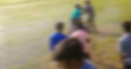 மீண்டும் நடுரோட்டில் ஒருவரையொருவர் கொடூரமாக தாக்கிக் கொண்ட பள்ளி மாணவர்கள் - வீடியோ