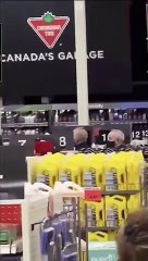Vergonzosa agresión de clientes y empleados a un hombre que iba sin mascarilla en un centro comercial