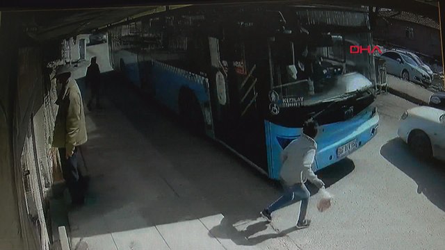 Halk otobüsünün çarptığı çocuk ağır yaralandı