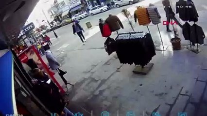 Kaldırımda beklerken yumruk yedi!