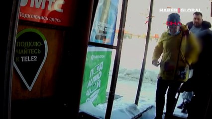 Yaşlı adama sebepsiz yere tekme atan saldırgan kamerada