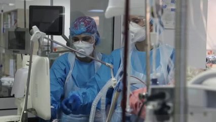 El colapso de las UCI en Atenas retrasa la desescalada