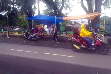 Pedagang Durian Musiman Gelar Dagangan Di Trotoar Lombok Utara