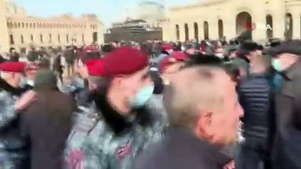 Yüzlerce Paşinyan destekçisi, meydanlara akın etti