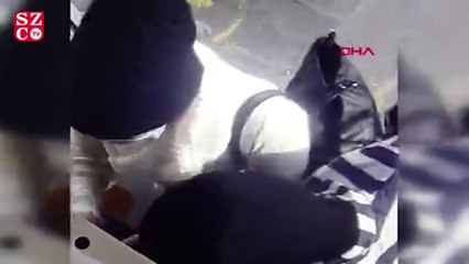 Evine girip banka kartını çaldıkları kişinin maaşını çektiler