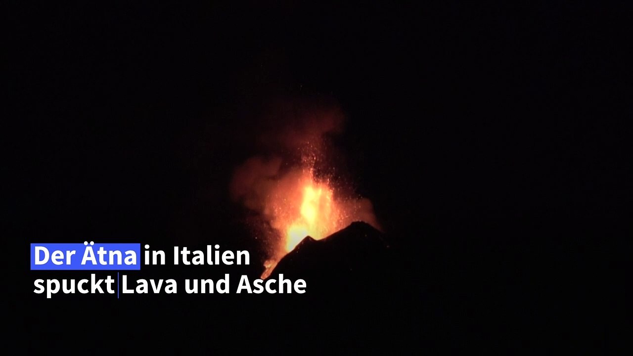 Vulkan Ätna spuckt lava und asche