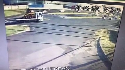 Vídeo mostra colisão seguida de capotamento no Trevo Carelli