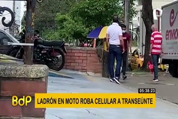 En dos segundos un delincuente en moto roba celular a transeúnte
