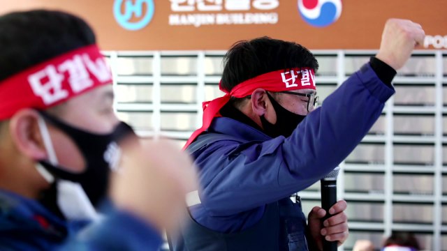한진택배, 직장폐쇄로 노조 탄압 ...택배노조 본사 점거 농성 돌입 / YTN