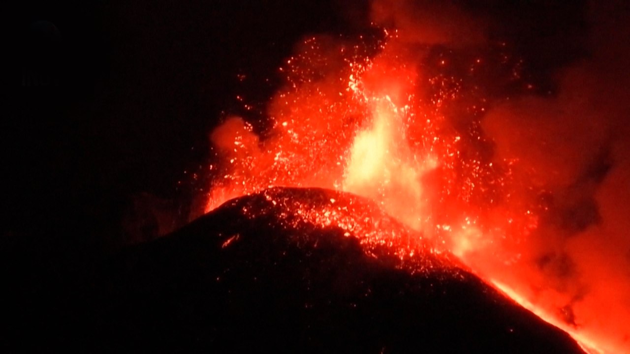 Ätna spuckt tagelang Lava