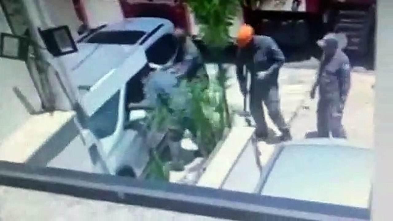 Bombeiros resgatam criança de carro blindando