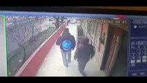Güvenlik kamerasını gören hırsızlar binaya geri geri yürüyerek böyle girdi