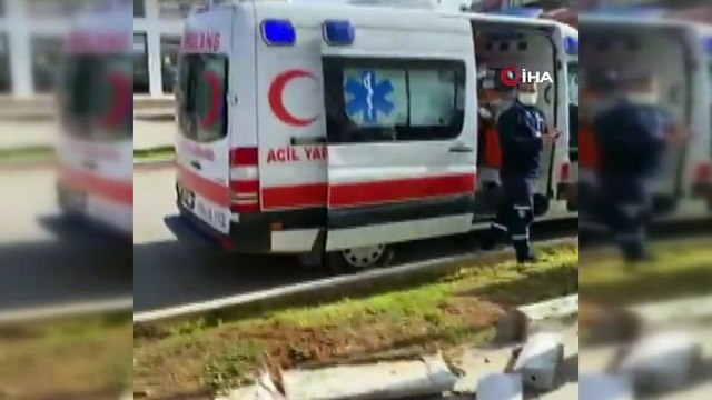 Sürücüsüz traktör ortalığı savaş alanına çevirdi...Üç araca zarar verip yola çıktı, palmiye ağacına çarparak durabildi