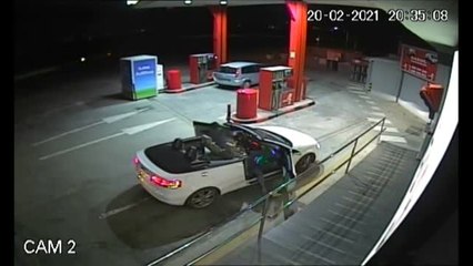 Atracan dos gasolineras con un descapotable