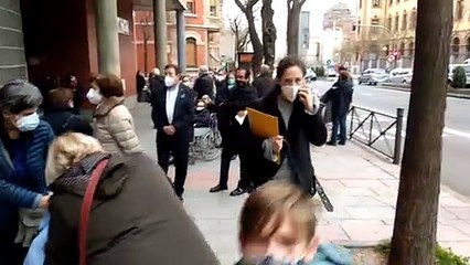 Colas en la vacunación de los mayores de Madrid
