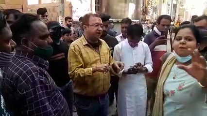 आयुक्त से बोले पार्षद के पति - हमें नियम मत सिखाओ, कार्रवाई रोक दो