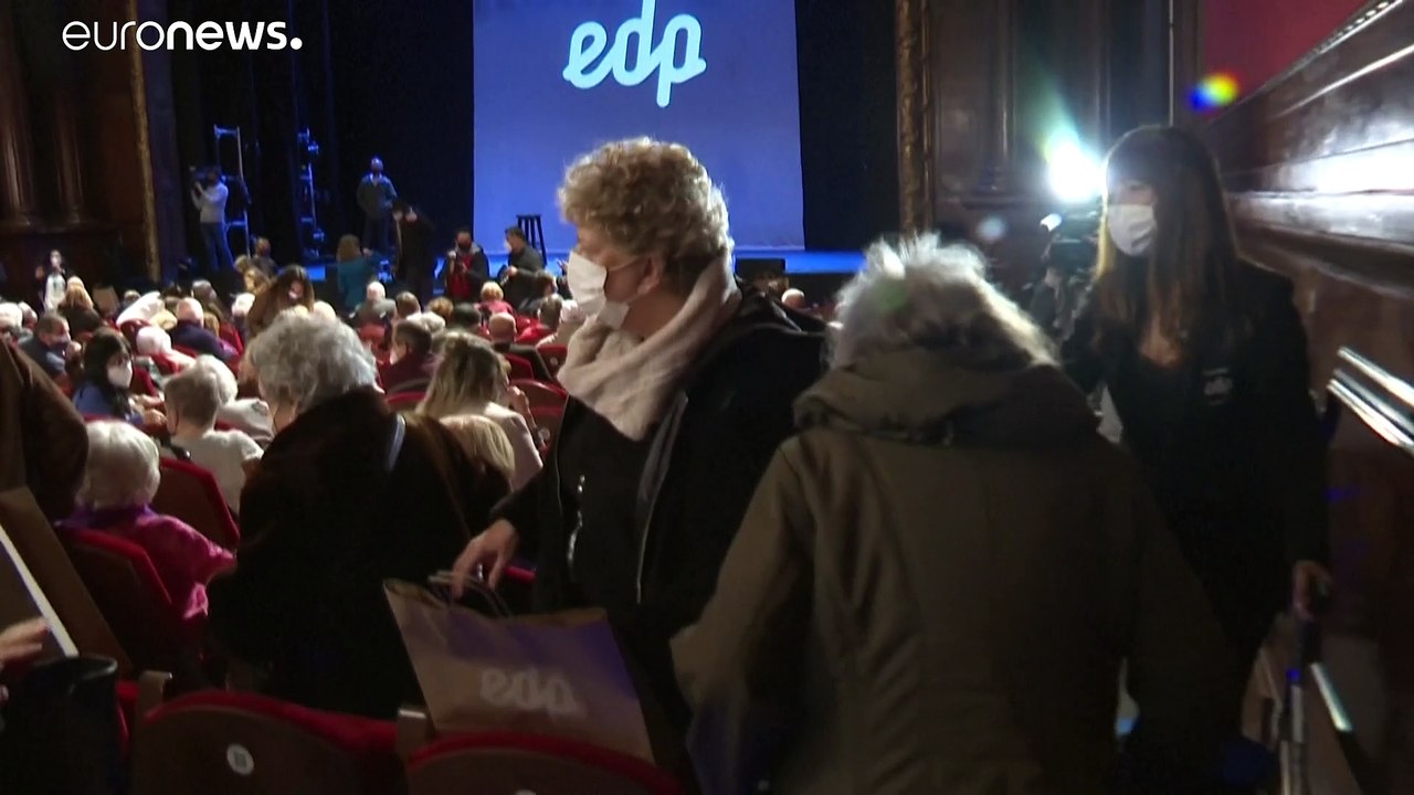 Frisch geimpft, über 90 und auf ins Theater