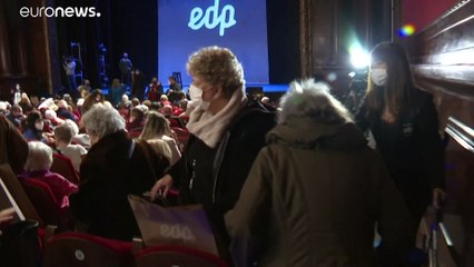 Frisch geimpft, über 90 und auf ins Theater