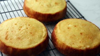 كيكة عيد ميلاد بزبدة اللوتس سهلة ومناسبة للمبتدئين