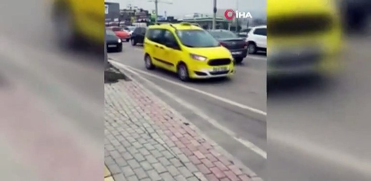 Ters şeride girdi, trafiği birbirine kattı