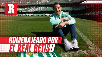 Andrés Guardado fue homenajeado por el Betis por superar los cien partidos