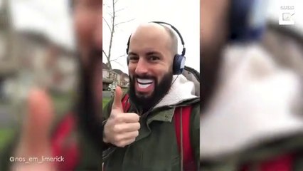 Ce qu'il fait avec son ticket de train est hilarant... Sourire de Cartoon