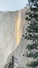 Magnifique cascade de feu dans le parc Yosemite