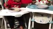 Ce petit enfant partage son repas avec mickey