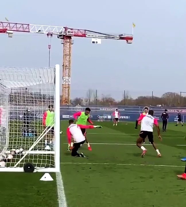 Par ses dribbles, Marco Verratti fait tomber quatre joueurs à l'entraînement