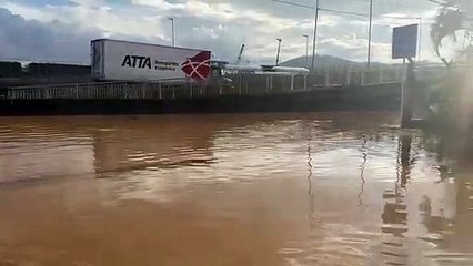 Alagamento é registrado no bairro Primavera em Viana