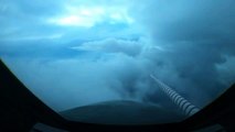 طيار يتحدى إعصار لورا في أميركا ويحلق عبره