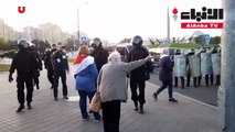 الشرطة تفرق متظاهرين في مينسك بخراطيم المياه وتوقف العشرات