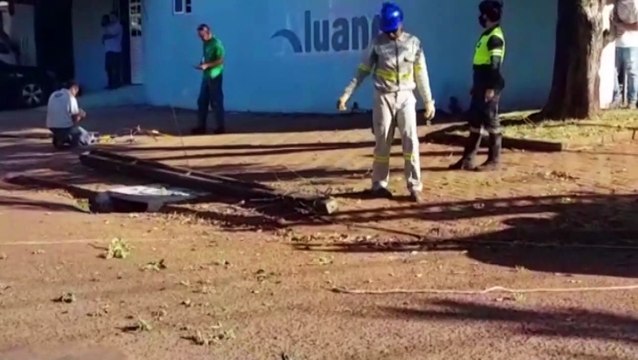 Caminhão atinge fios e derruba poste na Rua Tamoios no Bairro Alto Alegre