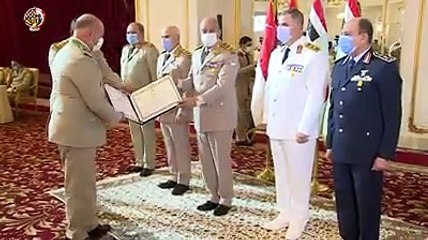 مصر وزير الدفاع يكرم قادة القوات المسلحة المحالين للتقاعد وسيدة القطار والمجند