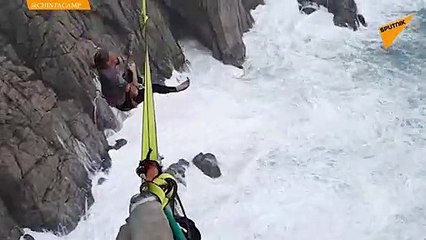 سقوط رياضي من على حبل توازن فوق بحر هائج في مشهد مرعب