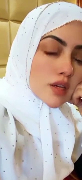 Cold got better of Sana Khan - Mispronouncing at it's peak. Sana Khan in Gulmarg