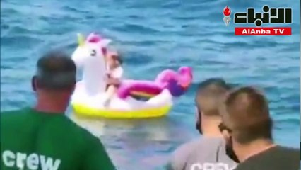 إنقاذ طفلة باليونان بعد ضياعها وسط أمواج البحر في قارب مطاطي