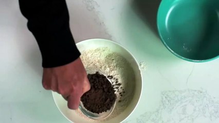 بيل غيتس يحتفل بعيد ميلاد صديقه بـ كيكةمتواضعة صنعها بنفسه